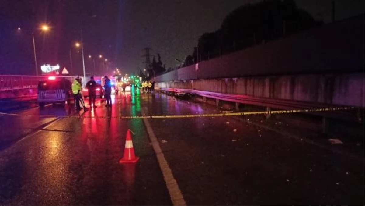 Kocaeli\'de Otomobil Bariyerlere Çarptı: 2 Ölü, 1 Yaralı