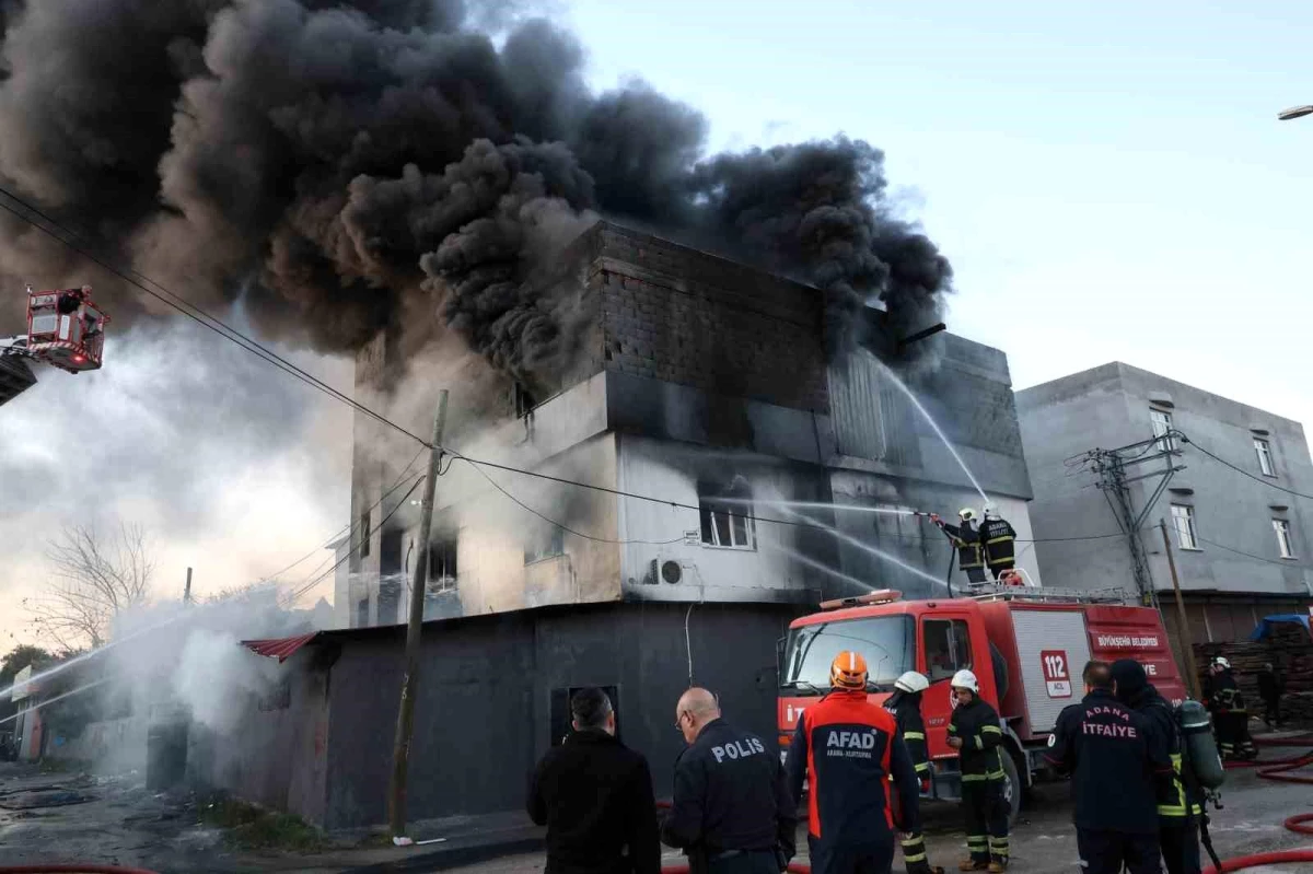 Adana\'da sünger imalathanesi kundaklandı: İş yeri sahibinin kardeşi para alamadığı için yangını çıkardı