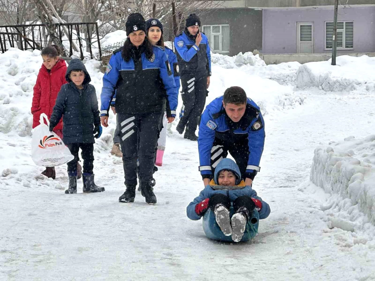 Hakkari\'de polisler çocuklarla kar şenliği düzenledi