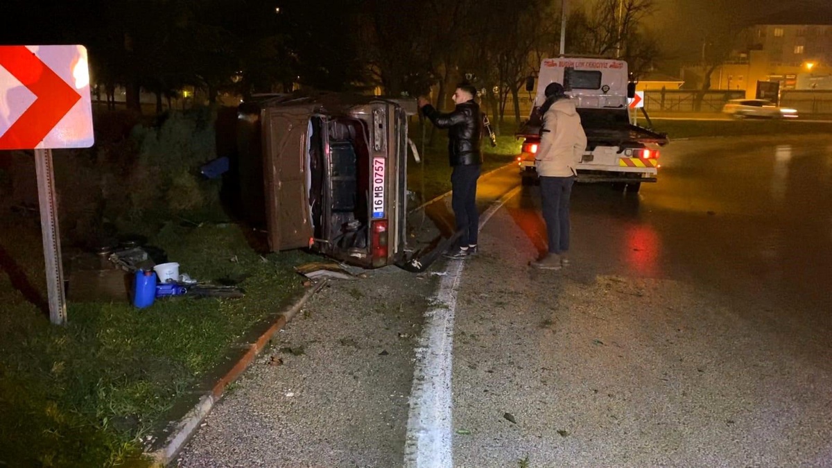 İnegöl\'de kaza: Otomobil takla attı, sürücü yaralandı
