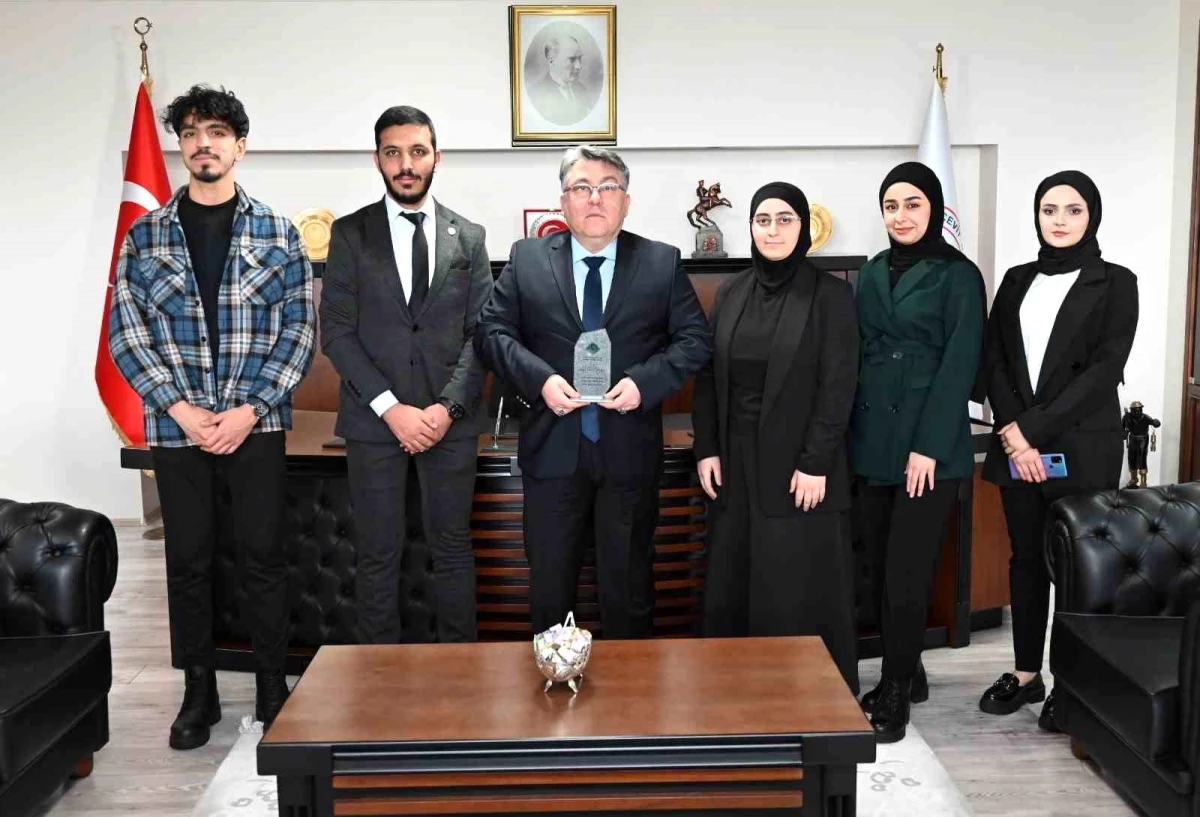 Iraklı Öğrenciler Derneği Başkanı ZBEÜ Rektörü\'nü Ziyaret Etti