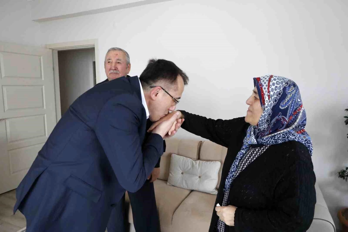 AK Parti Nevşehir Belediye Başkan Adayı Dr. Mehmet Savran, Seçim Çalışmalarına Anne ve Babasını Ziyaret Ederek Başladı