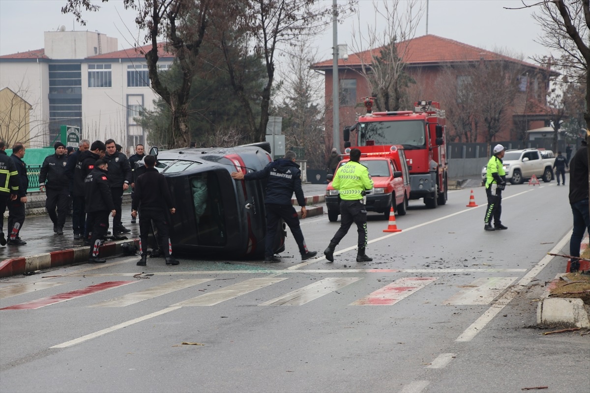 Siirt\'te yan yatan otomobilin sürücüsü emniyet kemeri sayesinde kazayı yara almadan atlattı