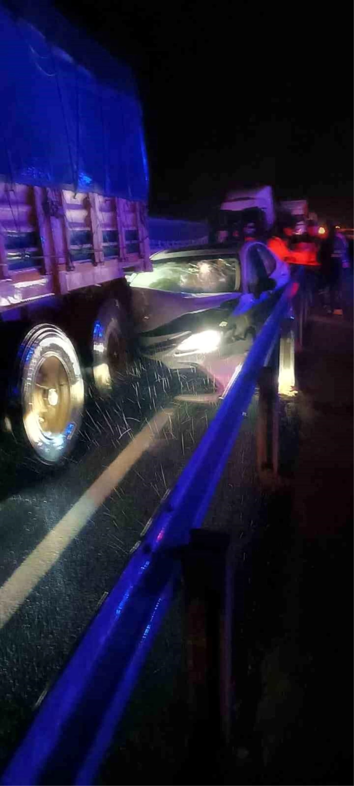 Şırnak\'ta otomobil ile tırın çarpıştığı kazada 6 kişi yaralandı