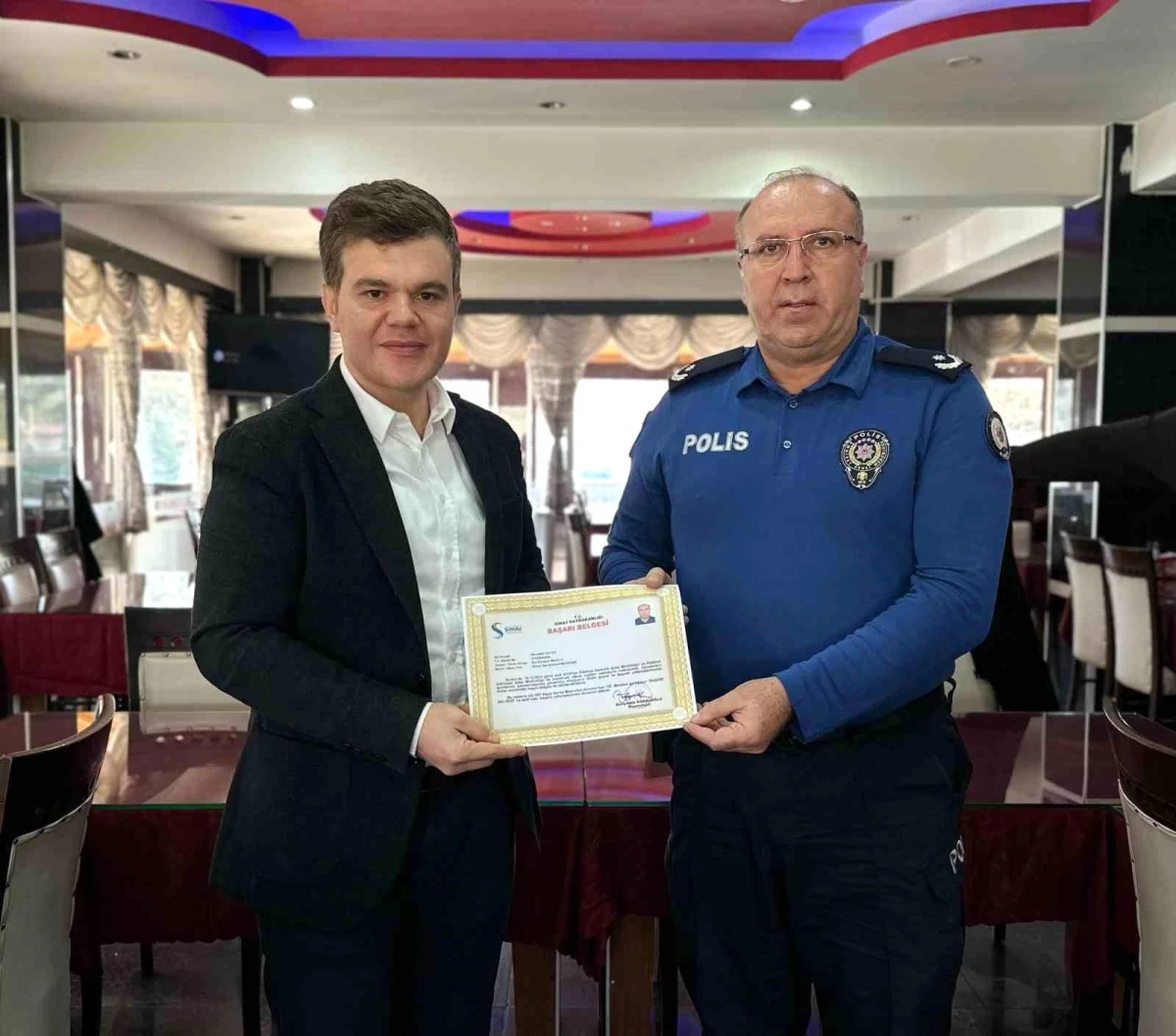 Simav İlçe Emniyet Müdürü ve personeli uyuşturucu operasyonunda başarı belgesi ile ödüllendirildi