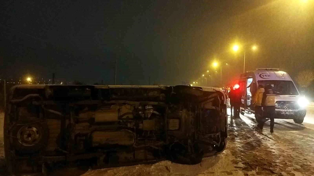 Sivas\'ta buzlanan yol kazalara neden oldu