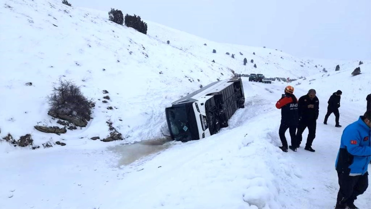 Sivas\'ta Cenaze Yakınlarını Taşıyan Otobüs Devrildi: 20 Yaralı