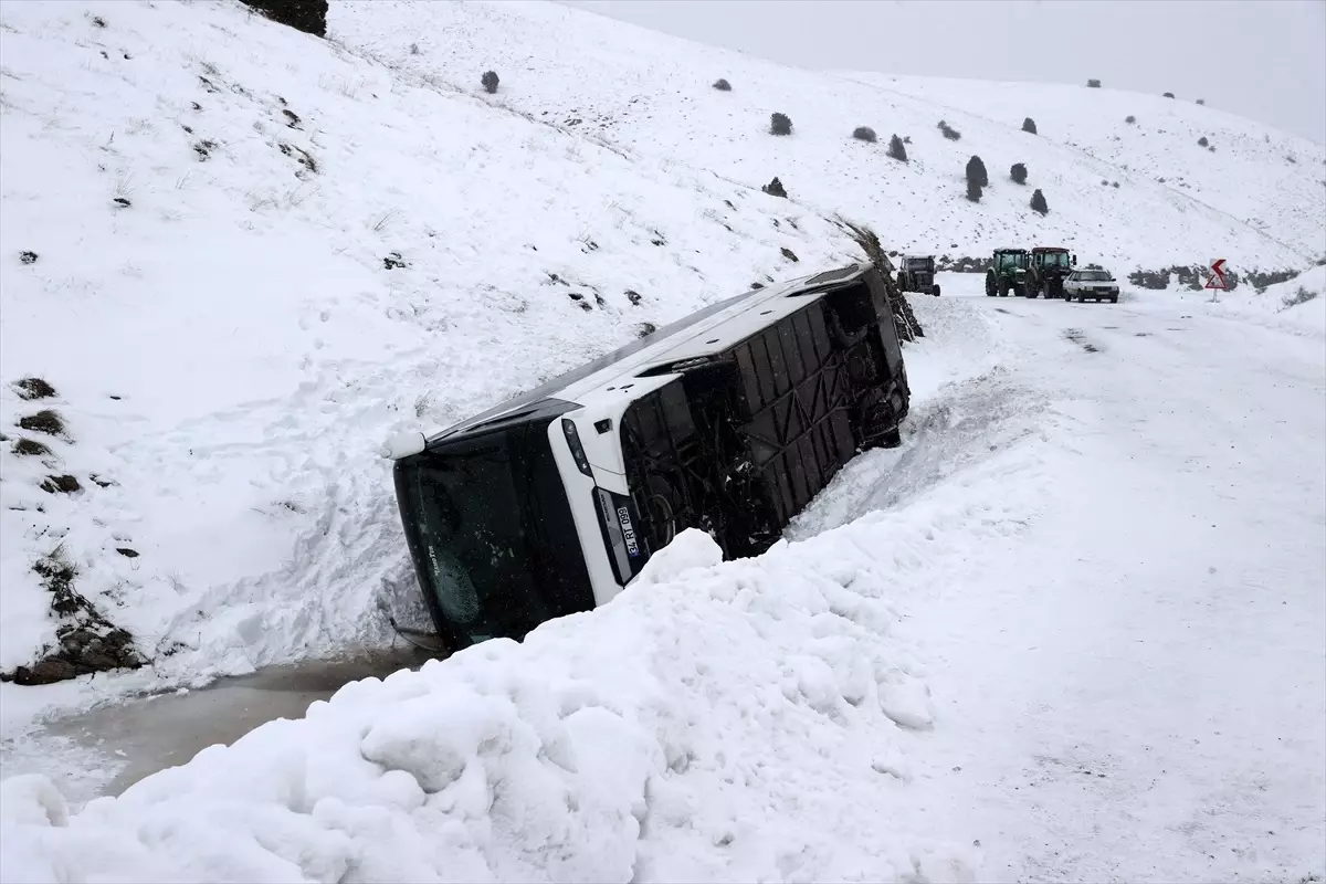 Sivas\'ta cenazeden dönen otobüs devrildi, 20 kişi yaralandı