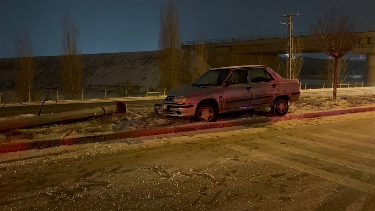 Sivas\'ta bir otomobilin çarptığı aydınlatma direği, polis aracının üzerine devrildi