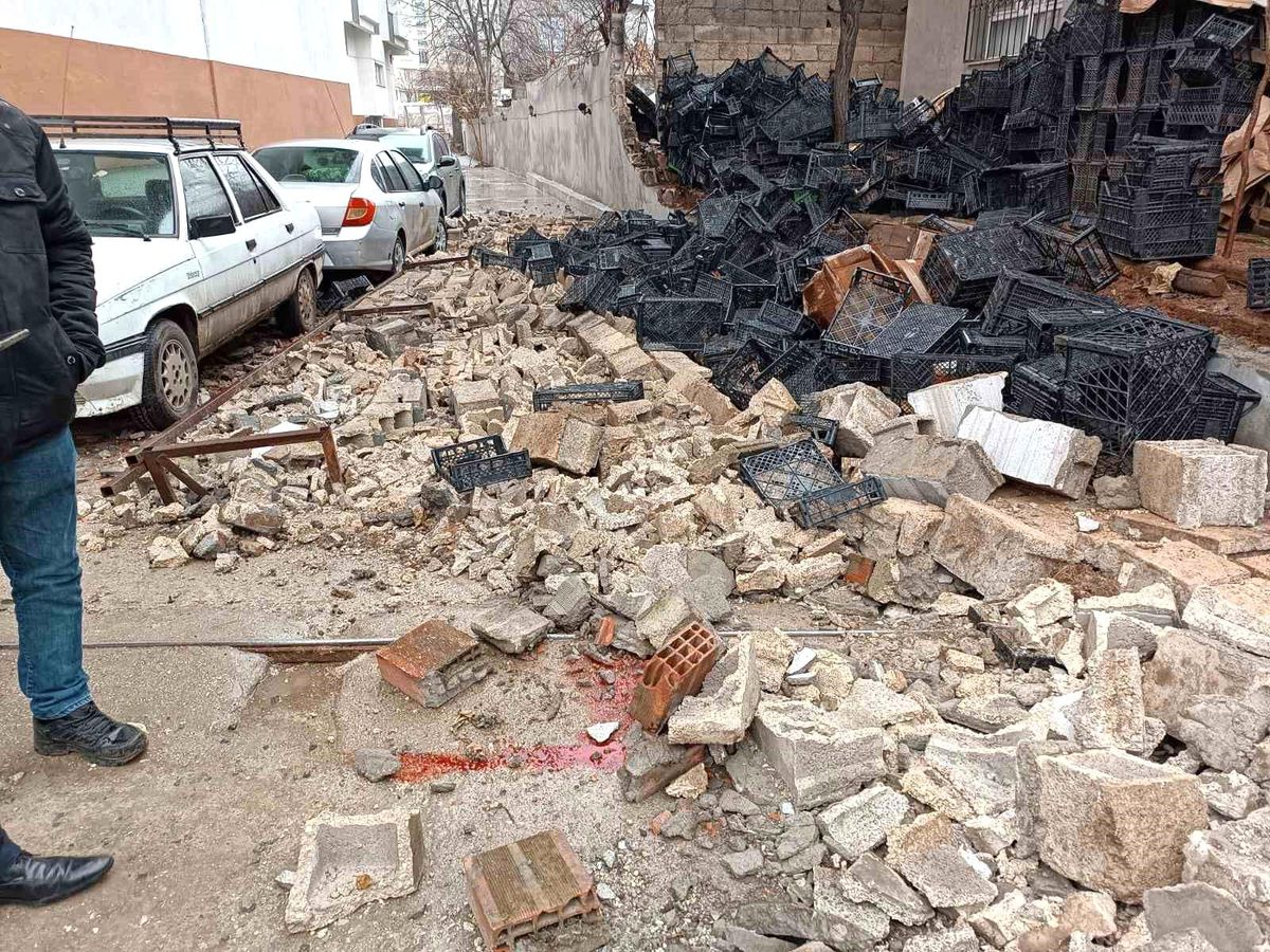 Şanlıurfa\'da devrilen bahçe duvarı altında kalan 2 çocuk yaralandı