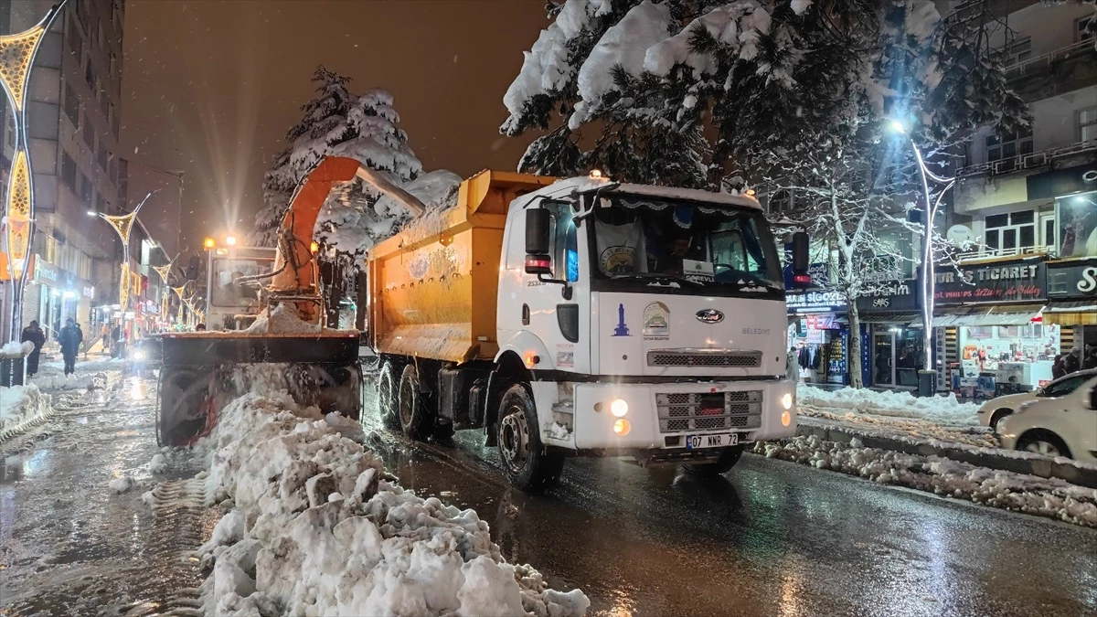 Bitlis Tatvan\'da Kar Temizleme Çalışmaları Devam Ediyor