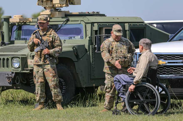 Teksas Valisi Greg Abbott'un Teksas Ulusal Muhafızları'nı ziyareti