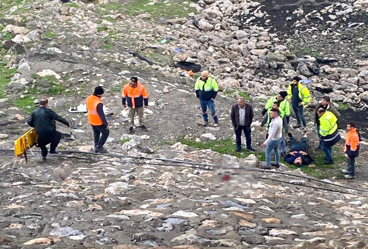 Osmaniye\'de tır viyadükte asılı kaldı, sürücü ağır yaralandı