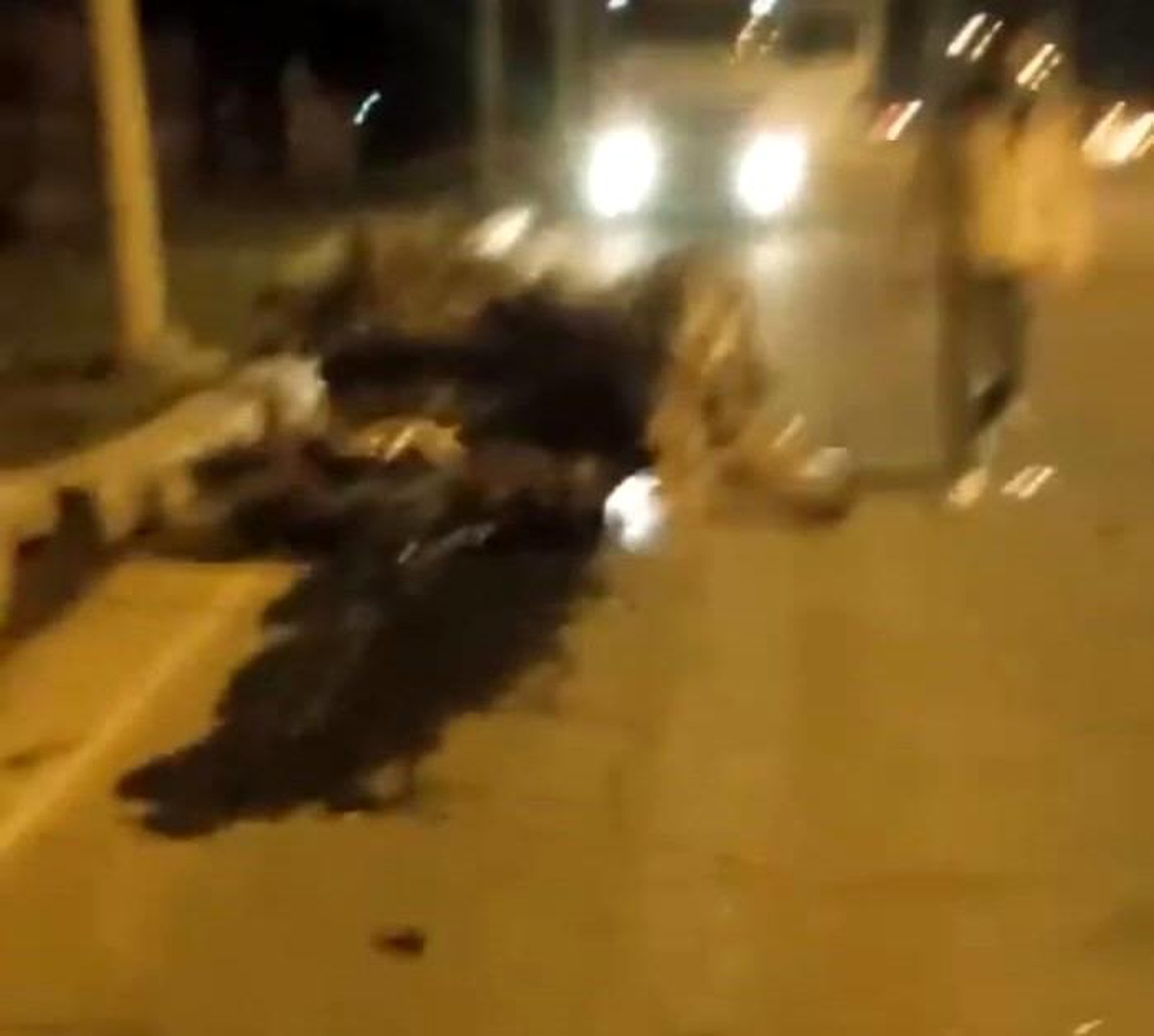 Malatya\'da otomobil trambüs hattı direğine çarptı, 3 kişi yaralandı