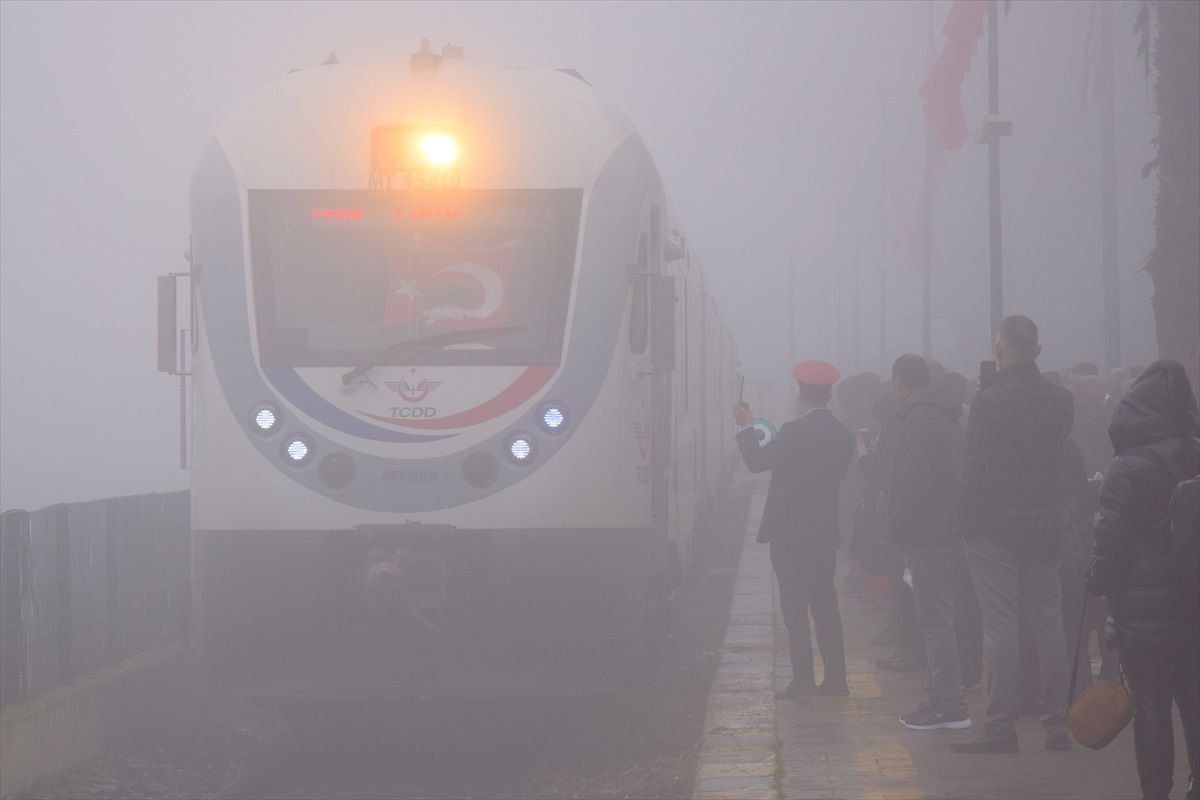 Manisa\'nın Turgutlu ilçesinde sis trafiği olumsuz etkiledi