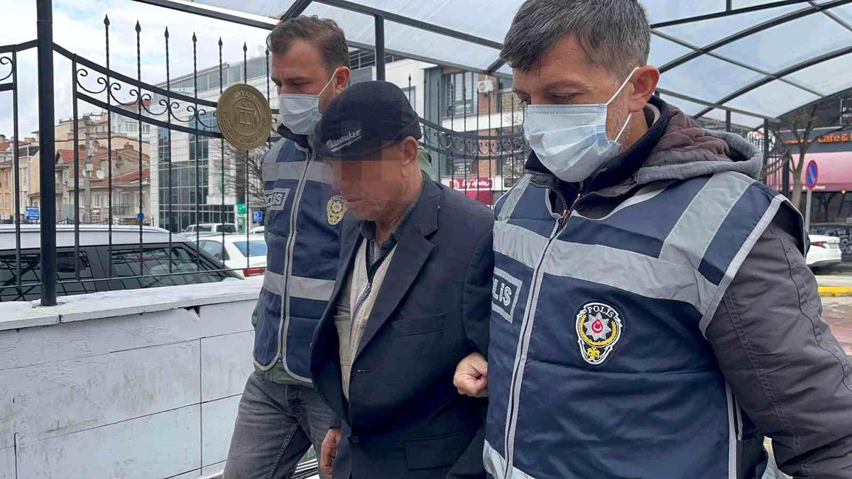 Eskişehir\'de Türk Bayrağı\'nı Geri Dönüşüm Atıklarının İçine Koyan Şahıs Gözaltına Alındı