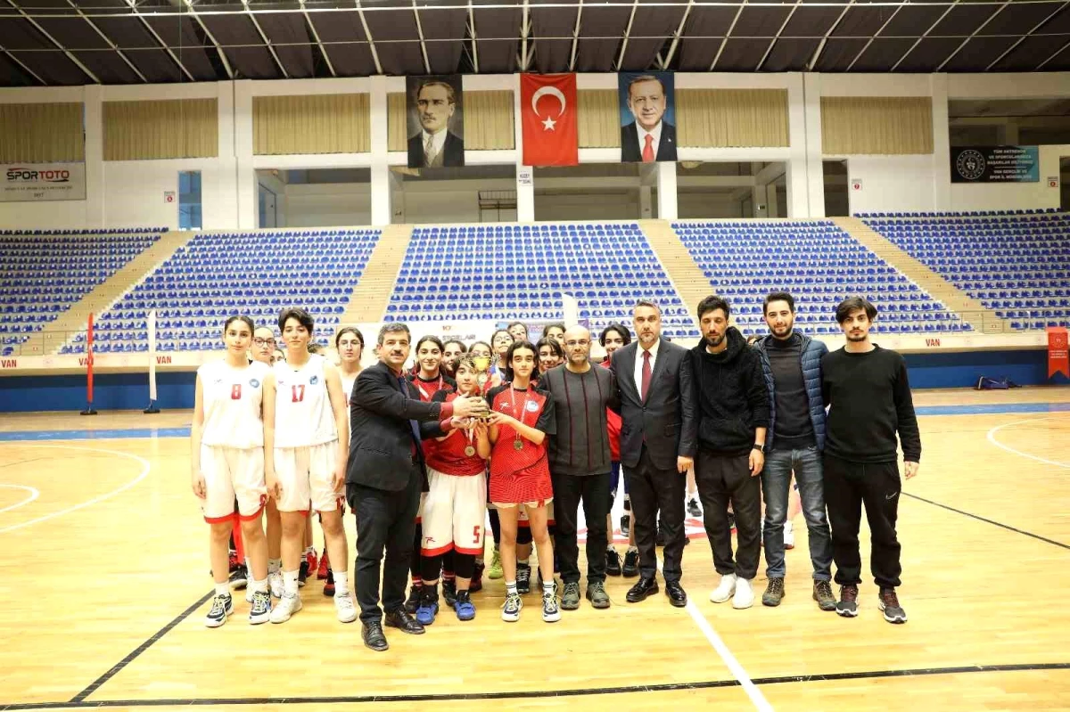İpekyolu Belediyesi Van\'da U14 ve U16 Kız Basketbol Ligi Şampiyonu