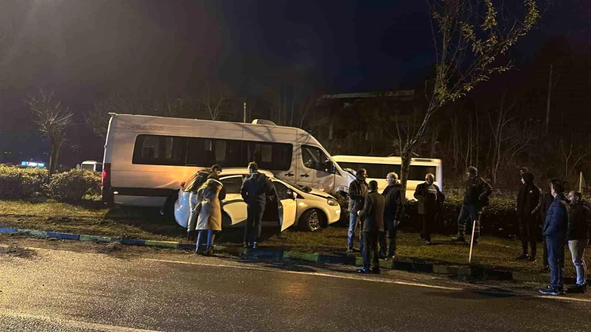 Zonguldak\'ta minibüs ile otomobil çarpıştı: 3 kişi yaralandı