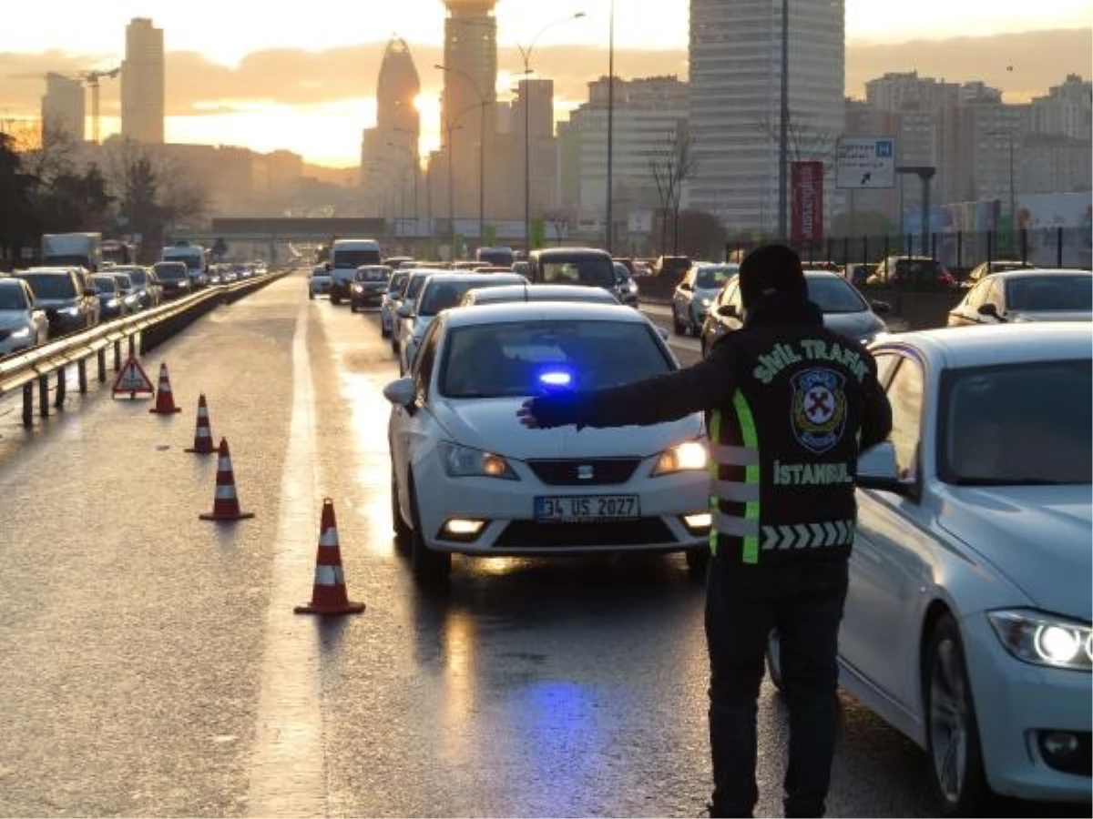 İstanbul\'da Emniyet Şeridi İhlali Yapan Sürücüye 6 Bin 439 Lira Cezai İşlem