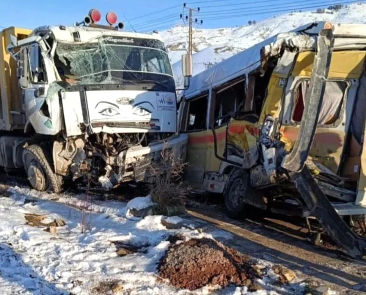 Van\'ın Özalp ilçesinde kamyon ile minibüs çarpıştı: 11 yaralı