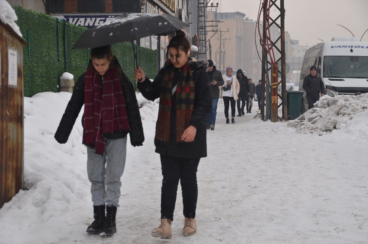 Van, Hakkari ve Bitlis\'te olumsuz hava koşulları nedeniyle ulaşım sağlanamıyor
