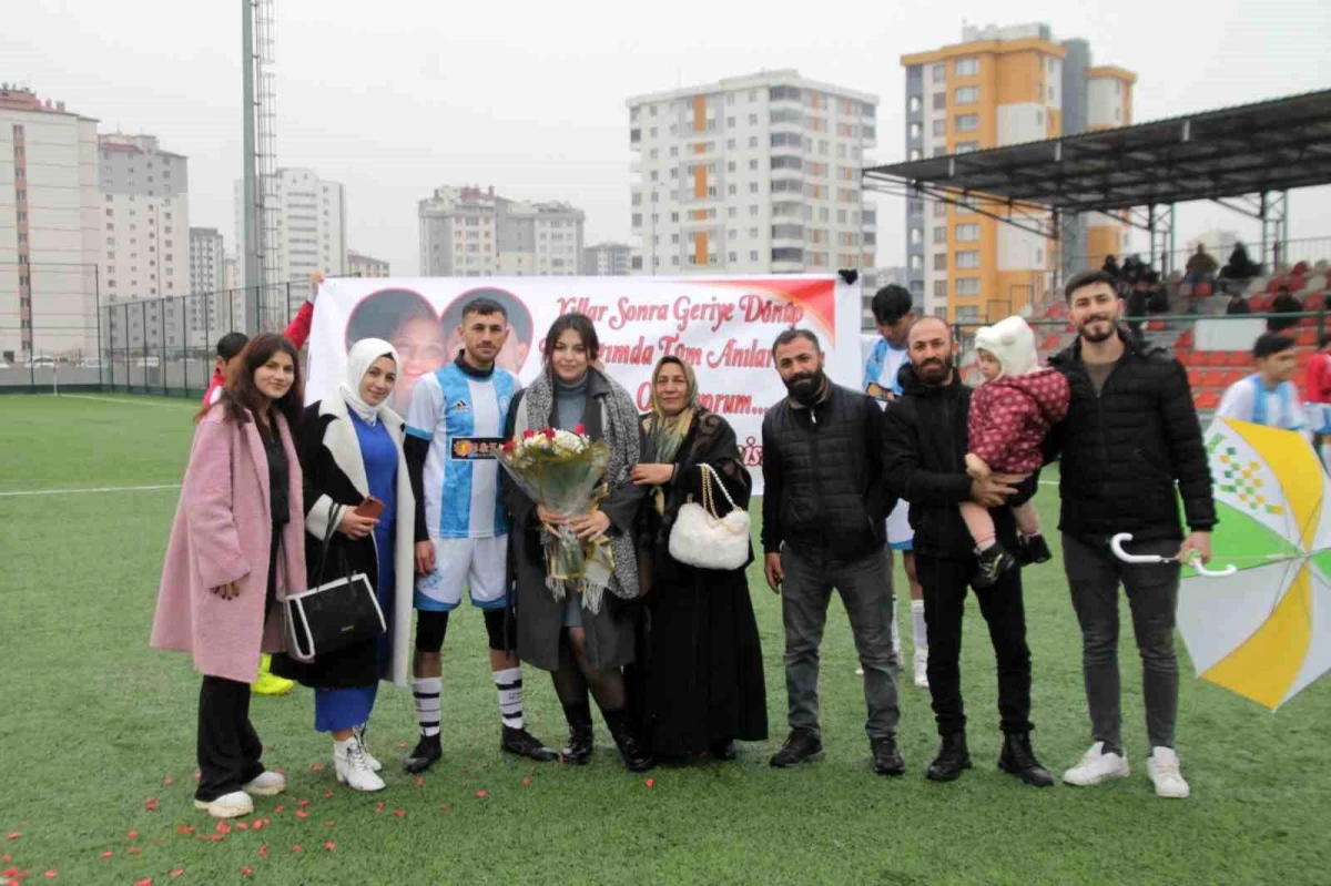 Sarız Anadolusporlu Futbolcu Harun Gültekin, Kız Arkadaşına Evlilik Teklifi Yaptı