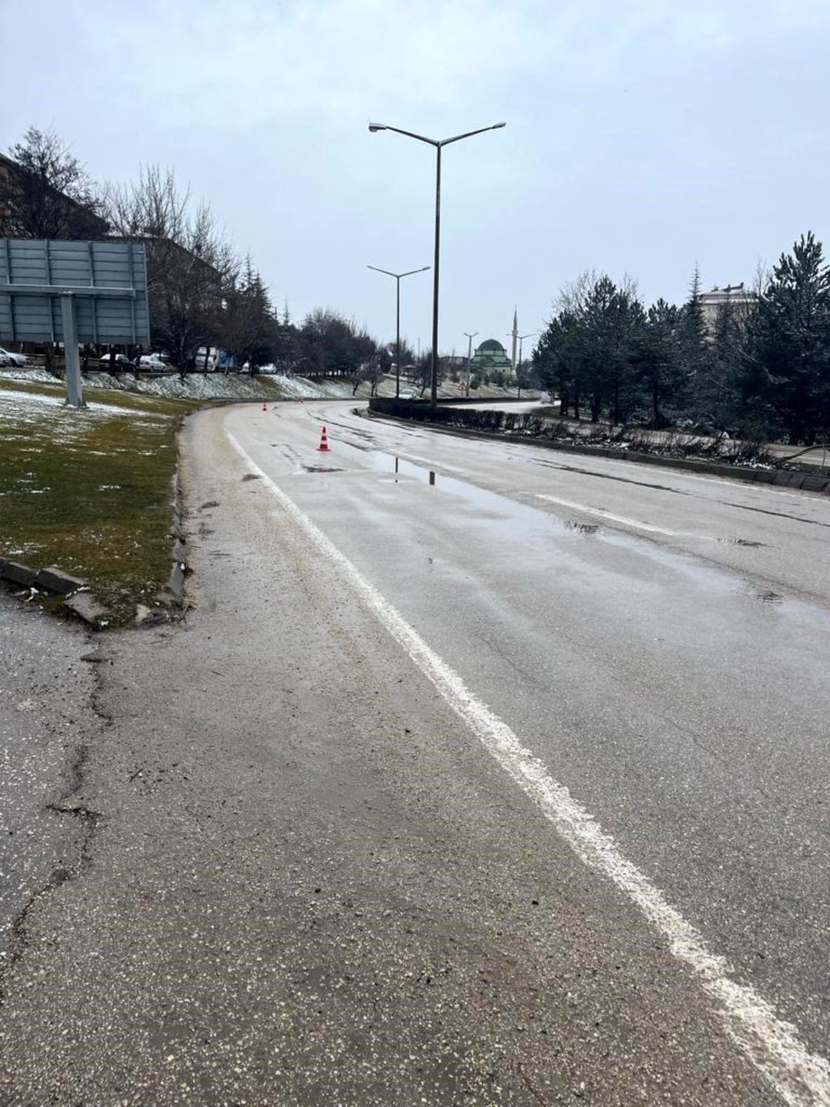 Eskişehir\'de Yol Bozukluğu Nedeniyle Kaza: Sürücü Yaralandı