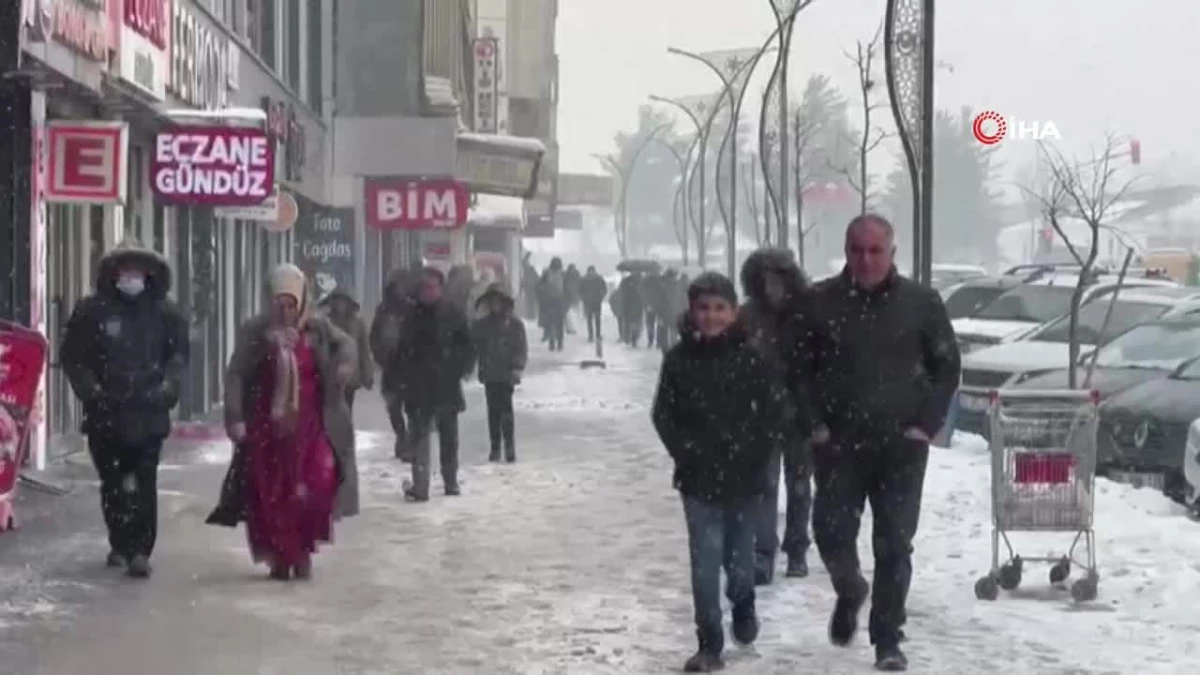 Yüksekova\'da yoğun kar yağışı: Uçak seferleri iptal edildi
