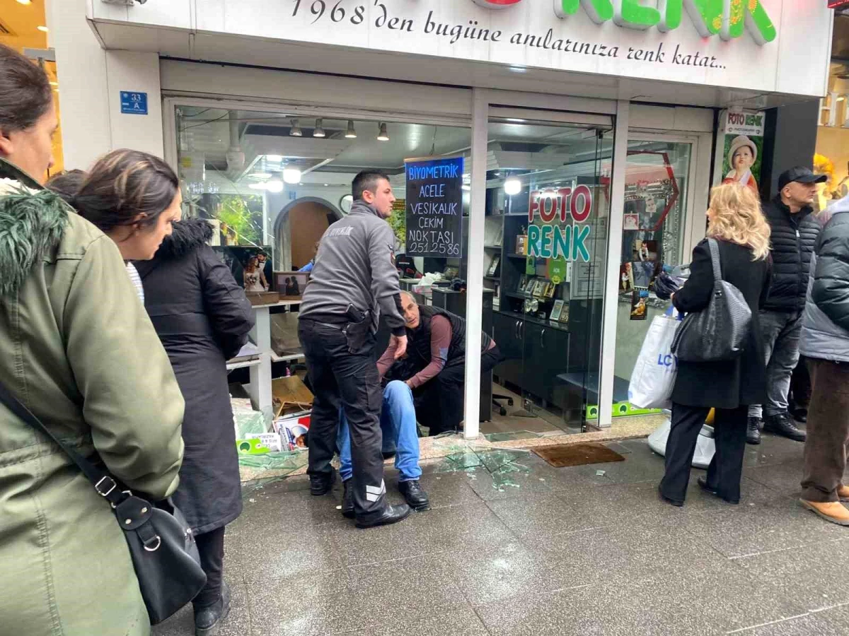 Zonguldak\'ta Yaslı Adamın Yaslandığı Cam Patladı, Yaralandı