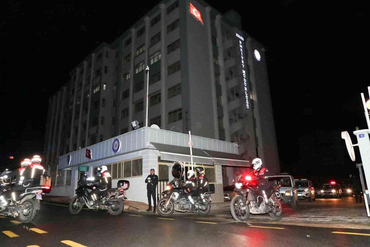 Mersin\'de 300 Milyon TL\'lik Transfer Yapan Bahis Çetesine Operasyon: 10 Tutuklama