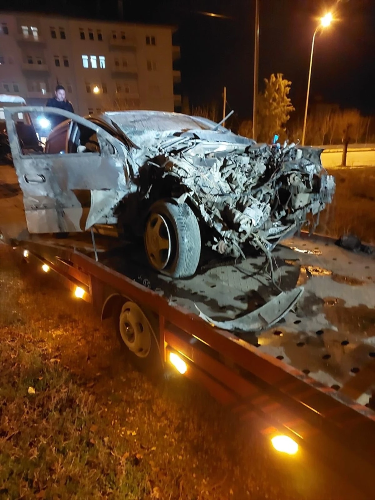 Afyonkarahisar\'da gasbedilen otomobil traktöre çarptı: 4 yaralı