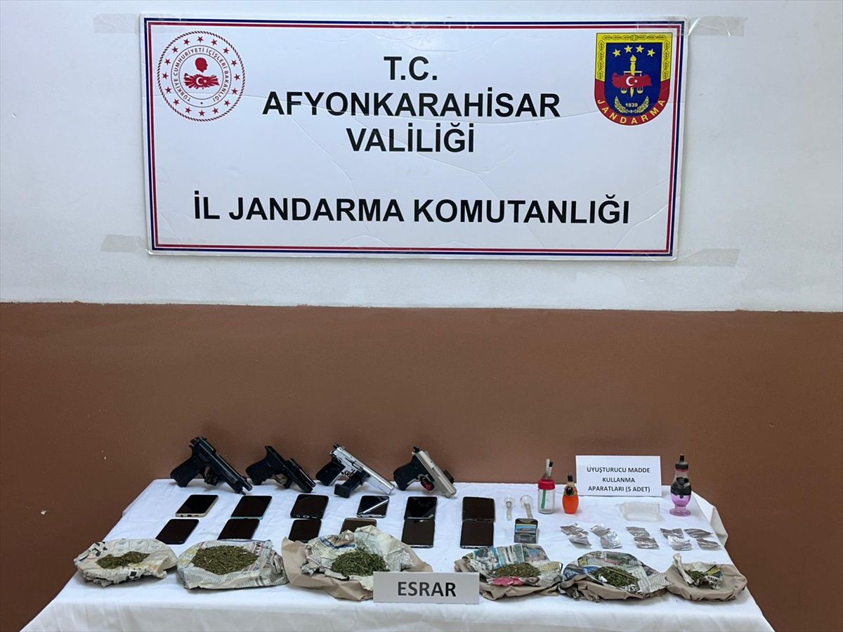 Afyonkarahisar\'da uyuşturucu operasyonu: 4 zanlı gözaltına alındı