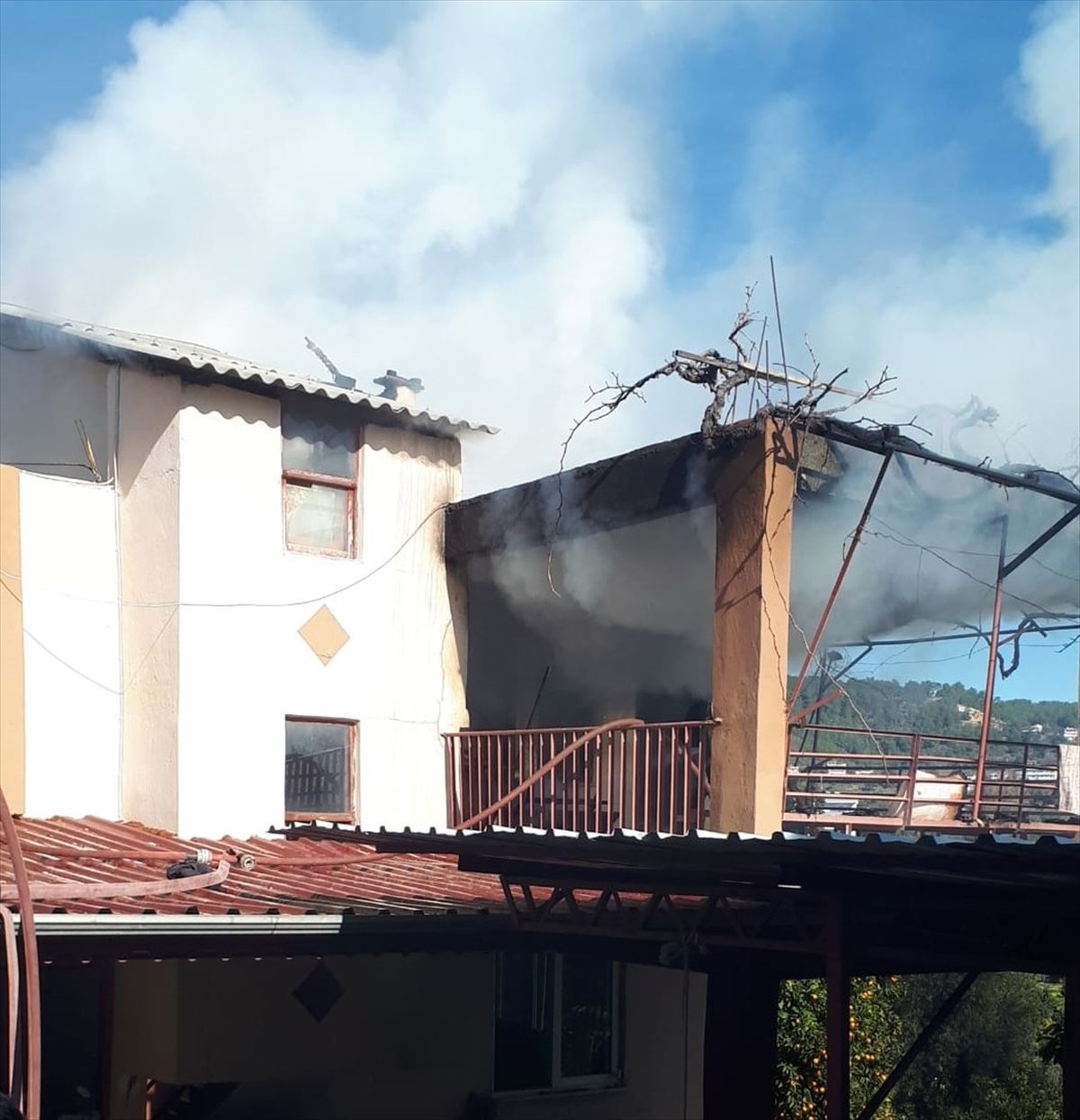Alanya\'da müstakil evde çıkan yangın hasara neden oldu