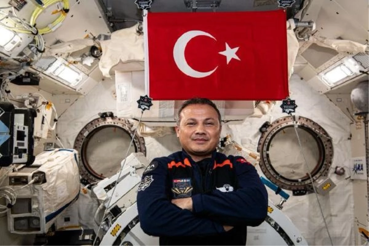 Türkiye\'nin ilk astronotu Alper Gezeravcı, Uluslararası Uzay İstasyonu\'nda Türk bayrağı önünde poz verdi