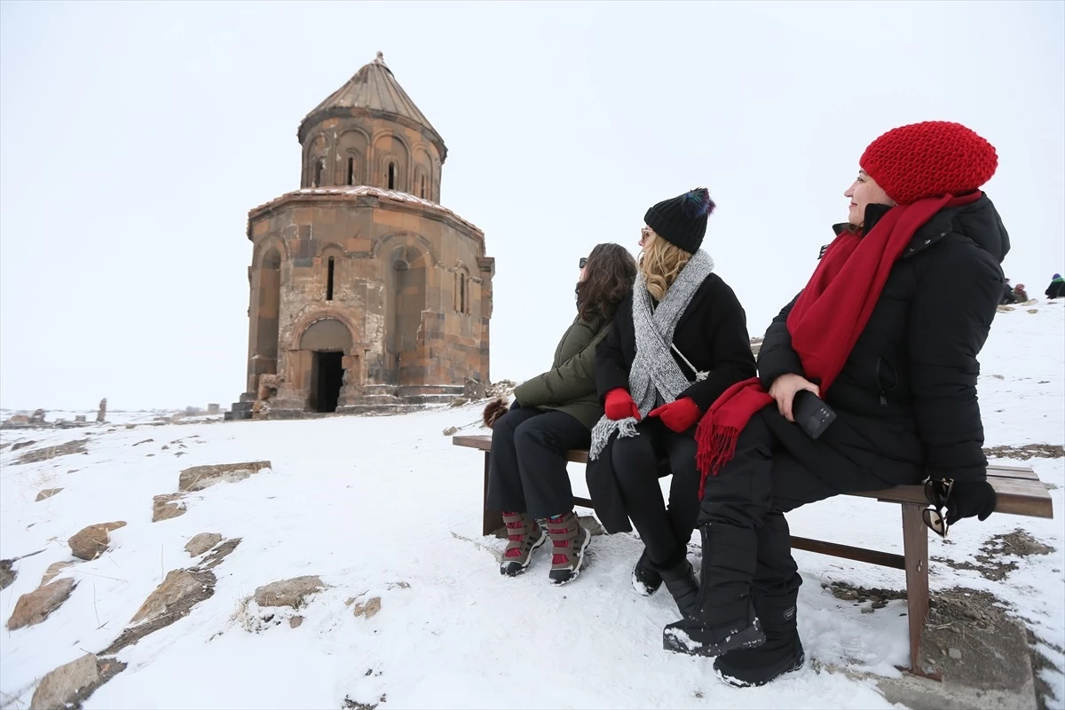 Kars\'taki Ani Ören Yeri Kış Mevsiminde Ziyaretçilerini Karla Kaplı Güzelliğiyle Ağırlıyor