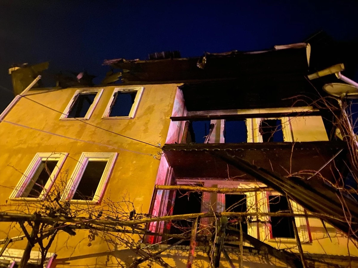 Nallıhan\'da çıkan yangın 3 katlı evde büyük hasara yol açtı
