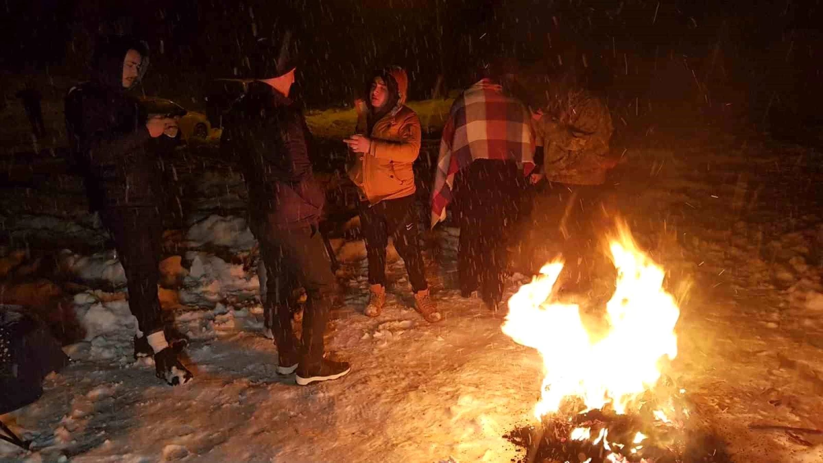 Karabük\'te Kar Yağışı Sonrası Çekici Şarampole Yuvarlandı
