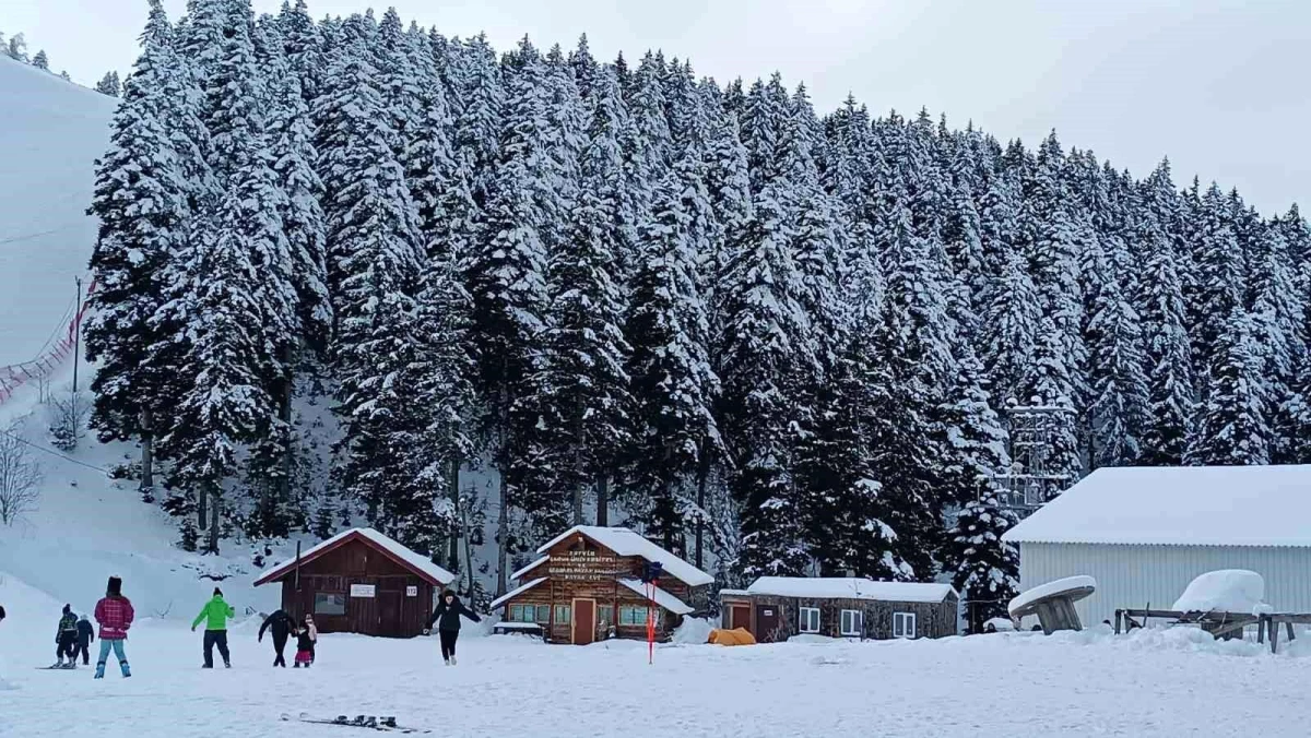 Artvin Atabarı Kayak Merkezinde Yarı Yıl Tatilinde Açılan Temel Kayak Eğitimi Kursu Yoğun İlgi Görüyor