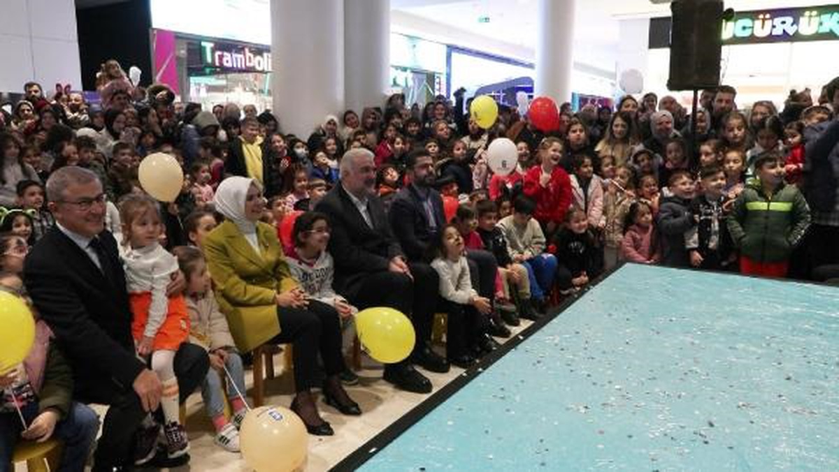 Aile ve Sosyal Hizmetler Bakanı Göktaş, Eyüpsultan\'da çocuklarla buluştu