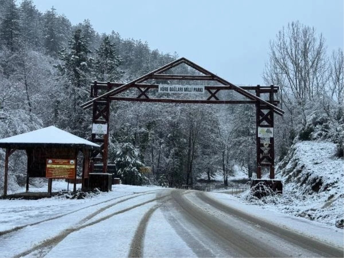 Bartın\'da Kar Yağışı: 35 Köy Yolu Ulaşıma Kapandı