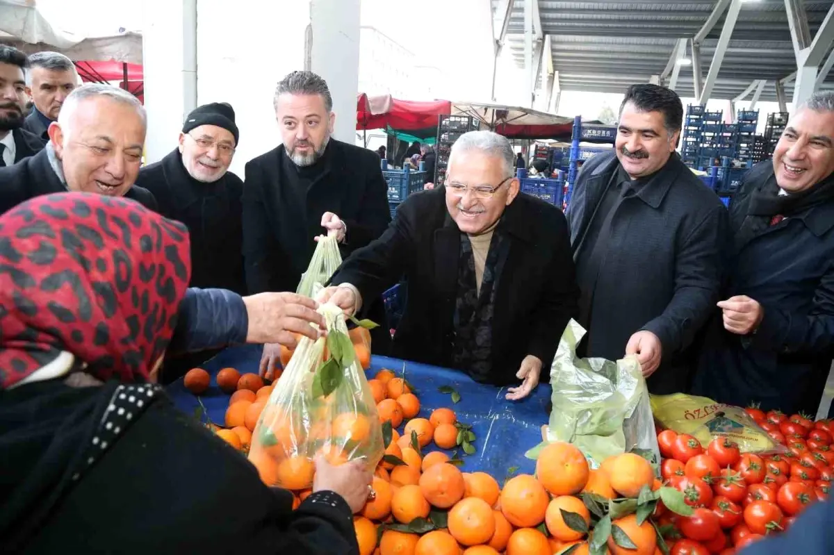 Kayseri Büyükşehir Belediye Başkanı Ziya Gökalp Semt Pazarı\'nı Ziyaret Etti