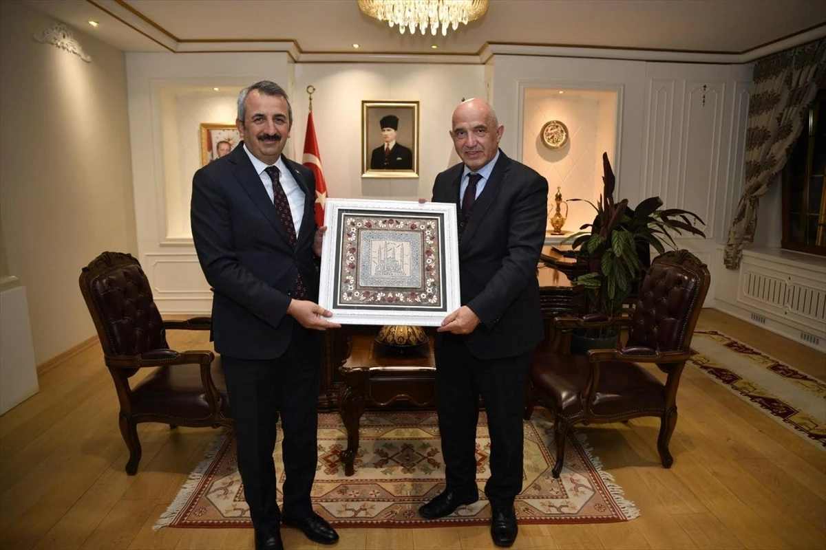 Batı Trakya Türk Azınlığı Danışma Kurulu Başkanı ve Gümülcine Seçilmiş Müftüsü Edirne Valisi\'ni ziyaret etti