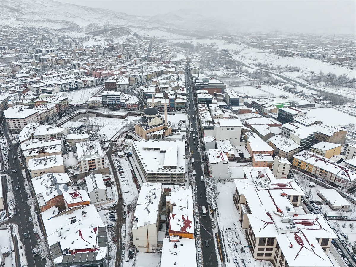 Bingöl\'de Kar Yağışıyla Beyaza Bürünen Kent Merkezi Havadan Görüntülendi