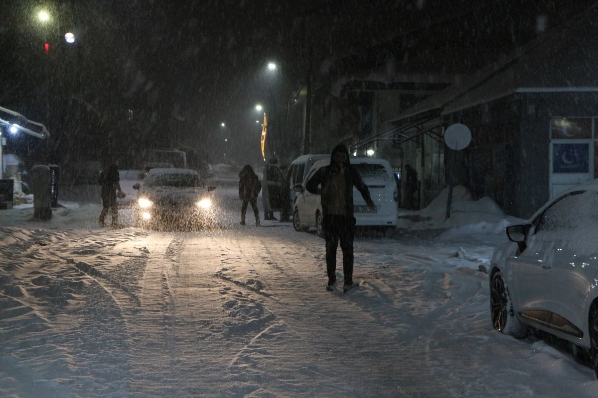 Bingöl\'ün Karlıova ilçesinde yoğun kar yağışı nedeniyle yaşam olumsuz etkileniyor