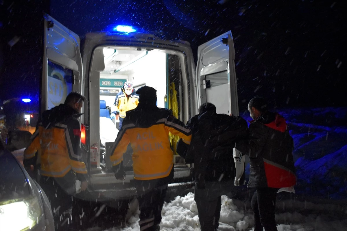 Bitlis\'te Kar ve Tipi Nedeniyle Yolu Kapalı Olan Köydeki Hasta Hastaneye Ulaştırıldı