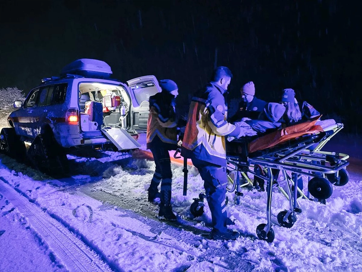 Gerede\'de Kar Yağışında Rahatsızlanan Vatandaş Paletli Ambulansla Hastaneye Ulaştırıldı