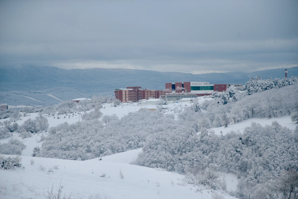 Bolu\'nun yüksek kesimlerinde kar kalınlığı 15 santimetreye ulaştı