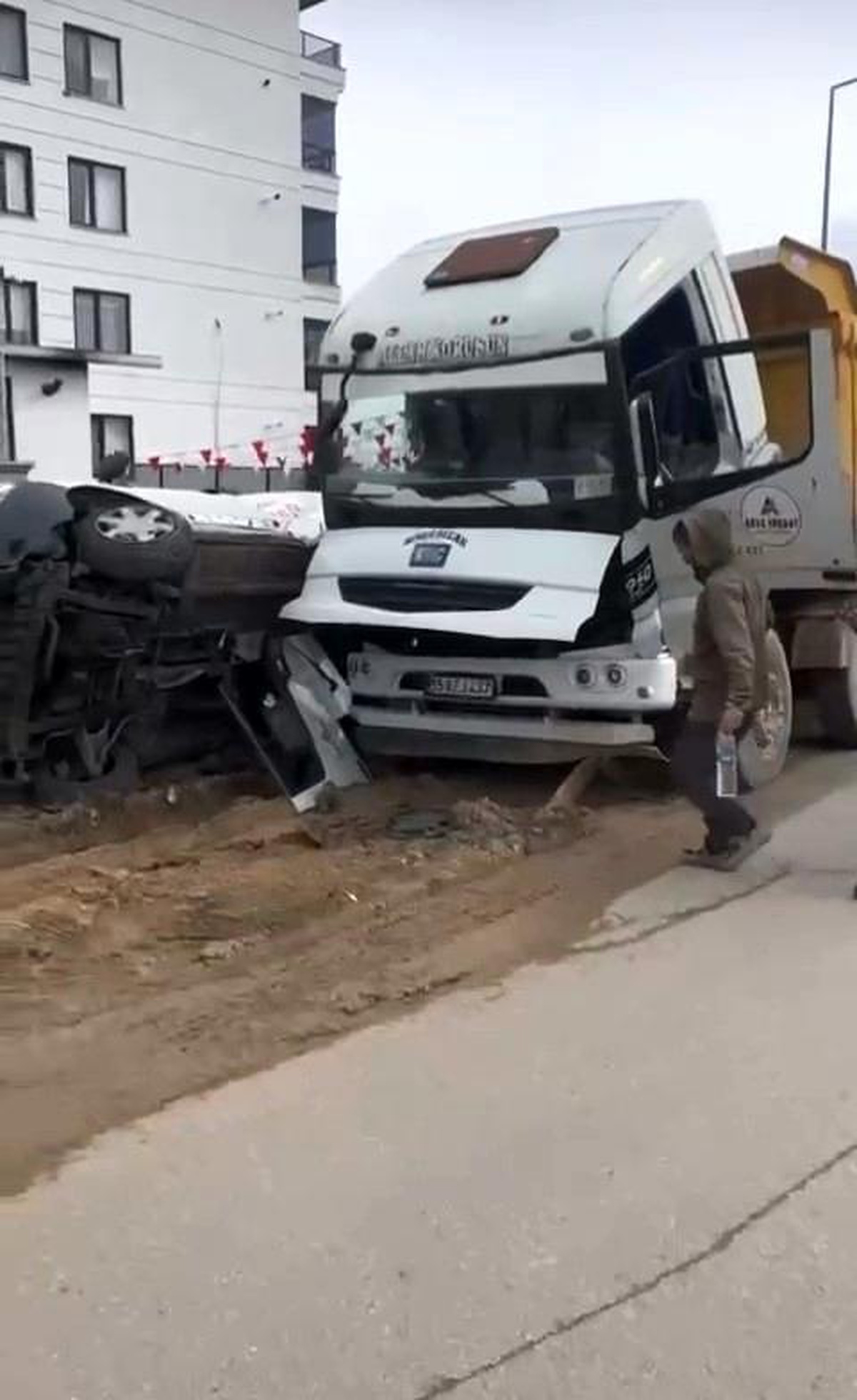 Bursa\'da freni boşalan kamyon park halindeki araca çarptı