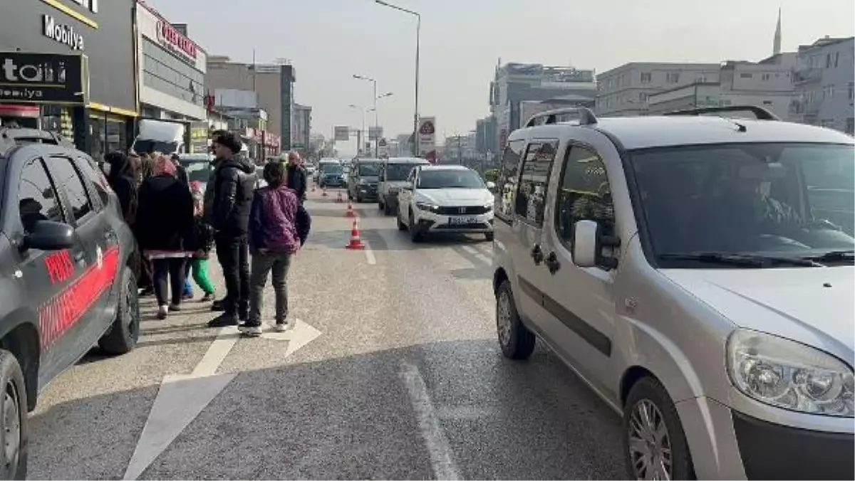 Bursa'da Mağaza Açılışında İzdiham Yaşandı