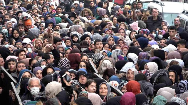 Bursa'da Zücaciye Mağazasının Açılışında İzdiham Bursa'da Zücaciye Mağazasının Açılışında İzdiham